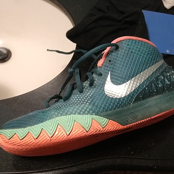 Nike Kyrie 2s - Picture 2 of 4